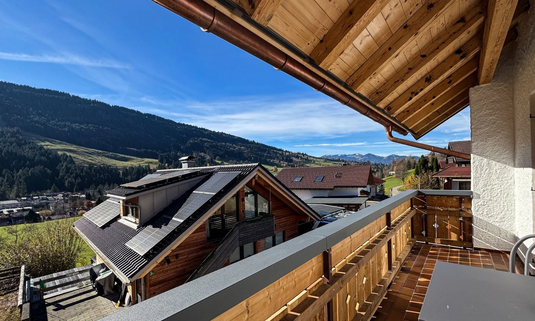 Überdachter Südbalkon mit Bergblick und weiter Sicht über das sonnige Allgäuer Alpenpanorama