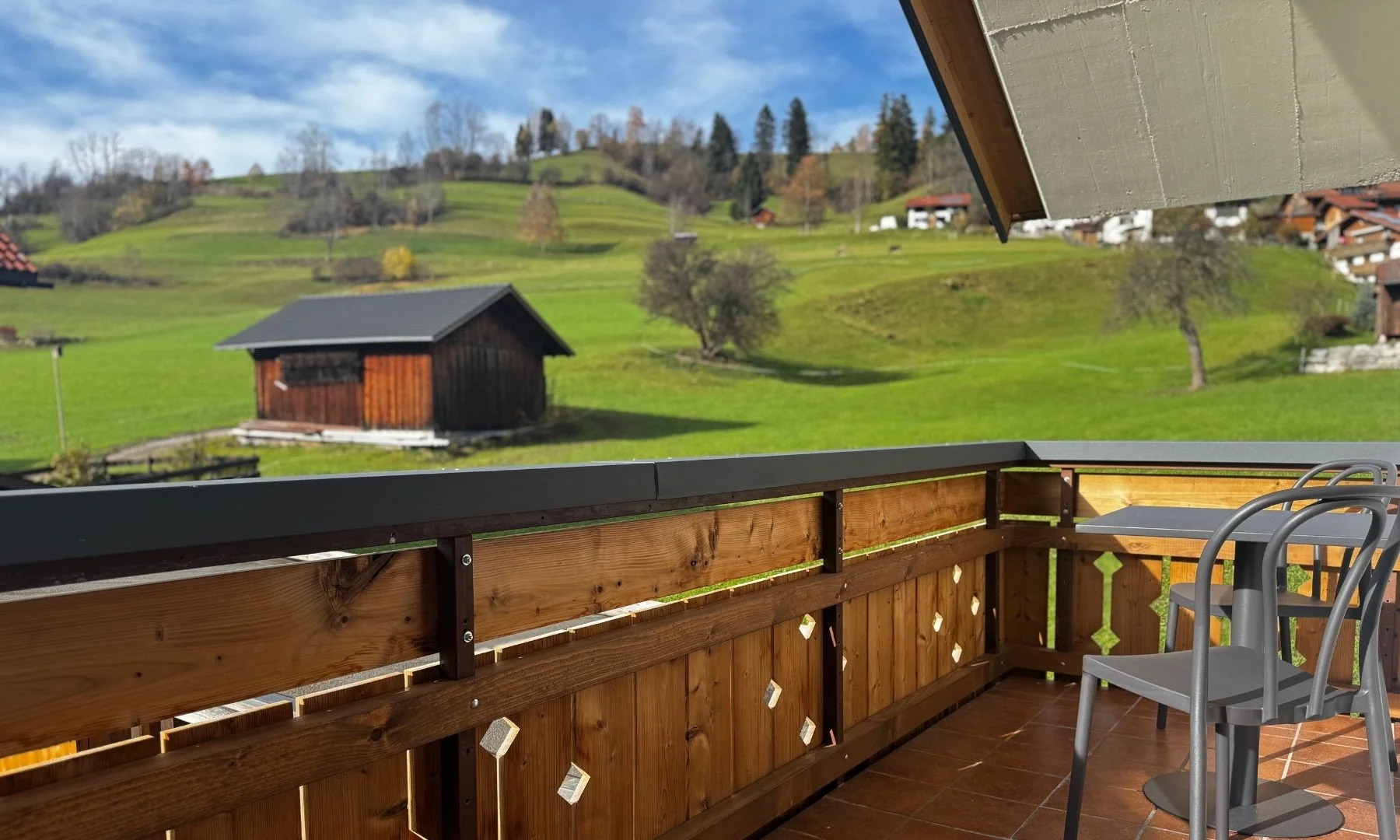 Westbalkon der Wohnung Sonnenhang mit Blick auf grüne Allgäuer Hügel und Berge