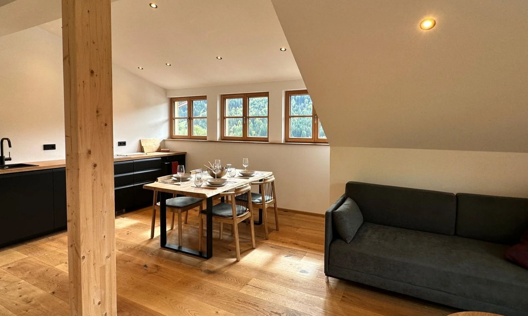 Offener Wohnbereich der Berggold Suite mit Essplatz, Küchenzeile und Bergblick