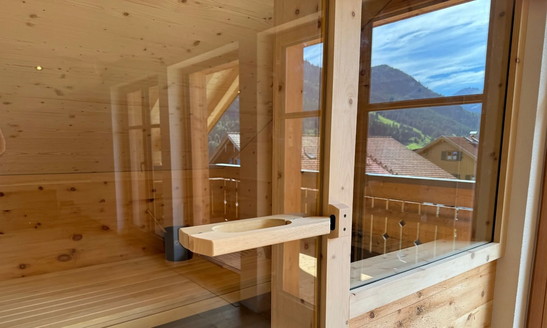 Zirbensauna mit Glasfront und Panoramablick auf Allgäuer Berge